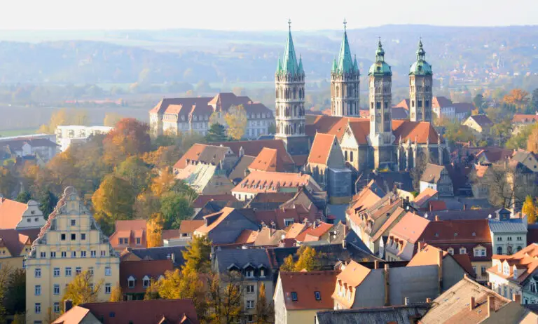Auf diesem Bild sieht man alle 4 Türme des UNESCO Welterbes Naumburger Dom, aufgenommen von einer Drohne, ebenfalls das Oberlandesgericht Naumburg und andere Teile der sogenannten Domfreiheit, des Teiles Naumburgs, in dem sich der Dom befindet, im Gegensatz zur Bürgerstadt mit dem Markplatz als Zentrum. "Domfreiheit" in Naumburg bezieht sich auf den Bereich rund um den Naumburger Dom, der früher eine eigene Gerichtsbarkeit und Sonderrechte hatte. In diesem Bild ist ein link, der zu einem Video Clip führt.