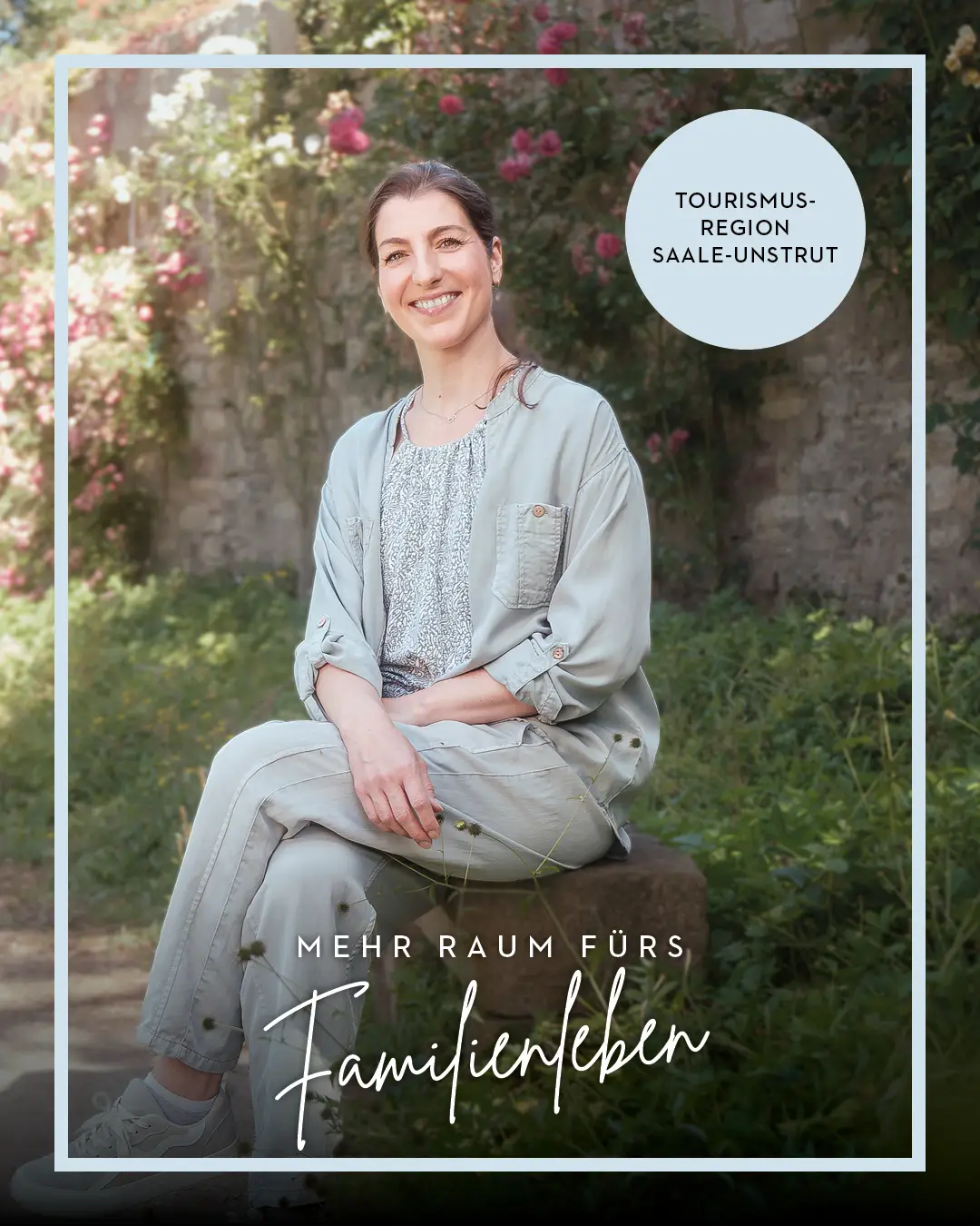 Unsere Mitarbeiterin aus dem Restaurantteam Nancy Weist sitzt im Grünen und lächelt in die Kamera.
