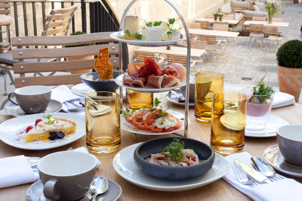 frühstückstisch im sonnenlicht