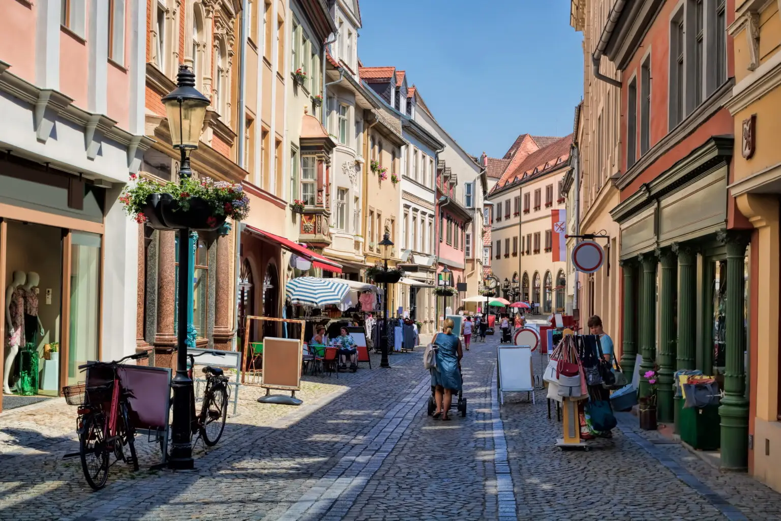 naumburg, deutschland - 18.06.2019 - shoppingmeile in der altstadt